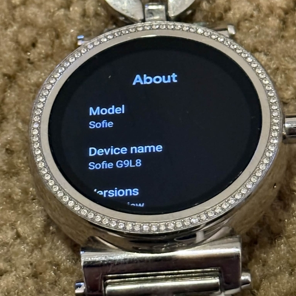 Black and Silver Smartwatch with Vintage-Inspired Design - Picture 4 of 5